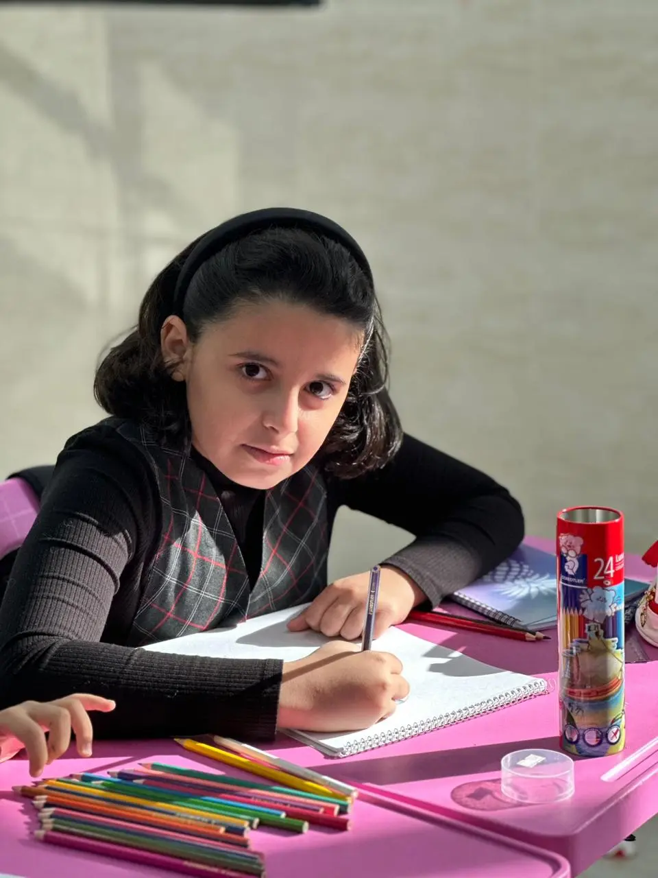 طالبة في بيئة تعليمية محفزة